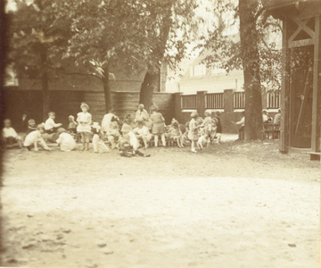 502148 Afbeelding van enkele spelende kinderen op het schoolplein van de Fröbelschool Ondiep 63 te Utrecht; op de ...